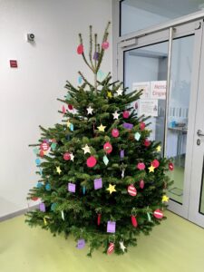 Am Weihnachtsbaum hingen Anhänger, auf denen die Namen der Personen bzw. Einrichtungen, die beschenkt werden sollten, standen.