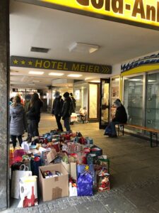 Die dritte Station war die Münchner Korbinian-Küche der Caritas. Die Essensausgabe ist im ehemaligen Hotel Meier untergebracht.