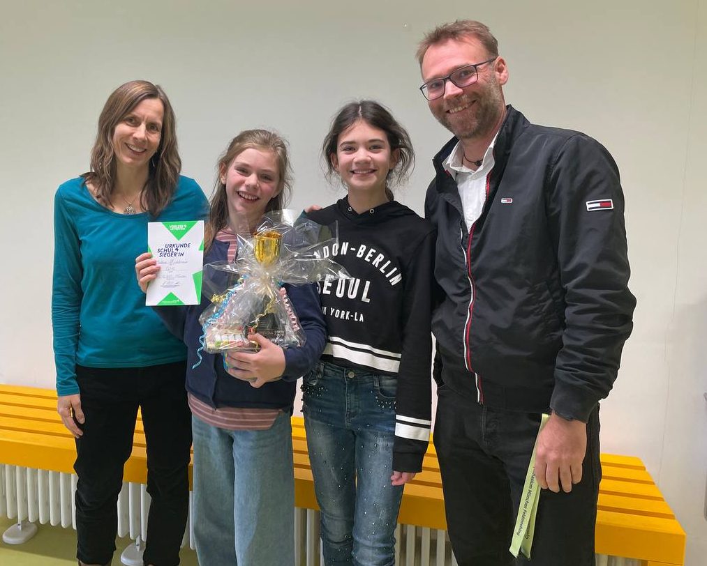 v.l. Frau Koch, Siegerin Marlena Hudelmaier, Vorjahressiegerin Jasmin Pötzl, Herr Weber