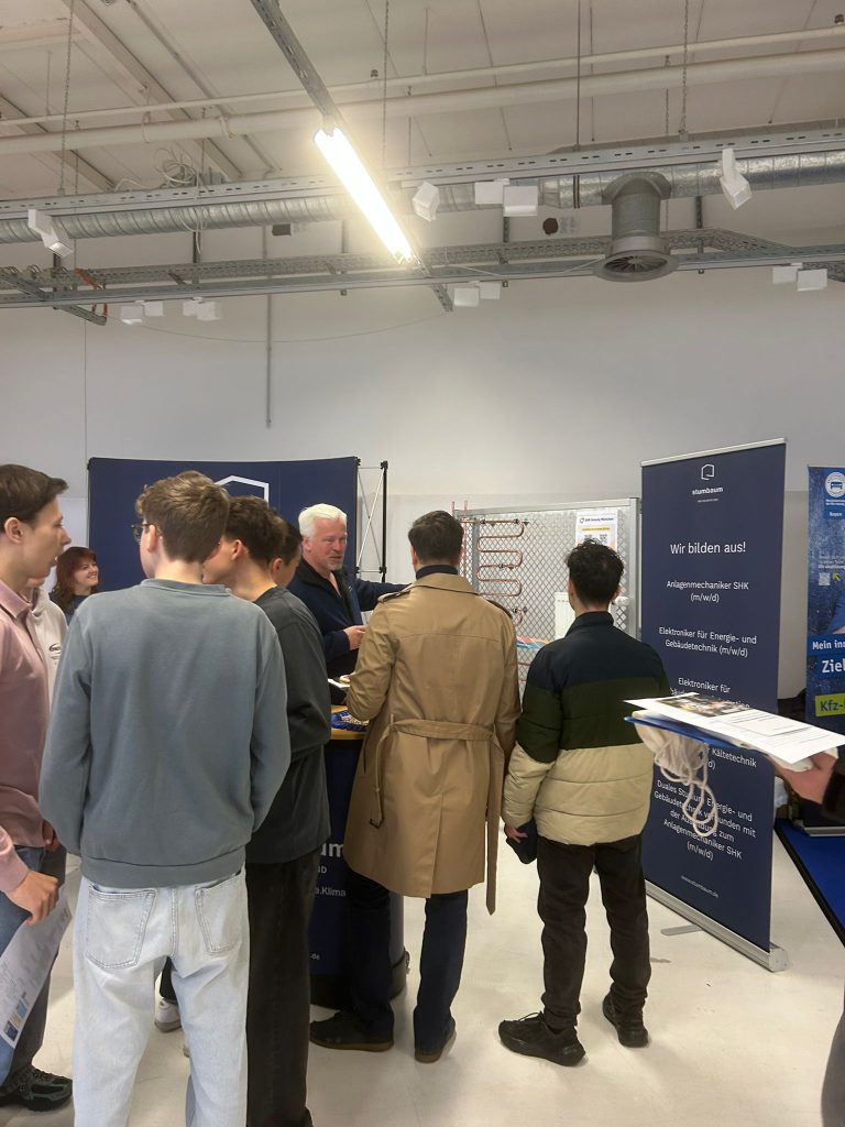 Schüler beim Einholen von Informationen